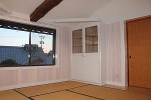 隠れていた梁を出してアクセントにしてみました。