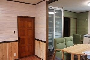 内装壁材はパステルブルーに近い色で木質感もあります。